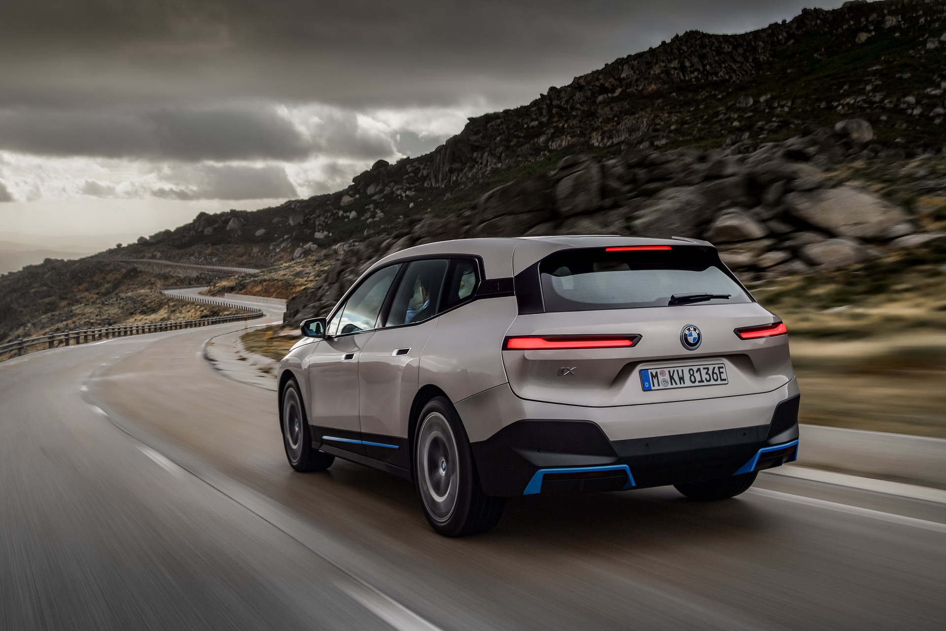 Foto posteriore nuova BMW iX elettrica 2021