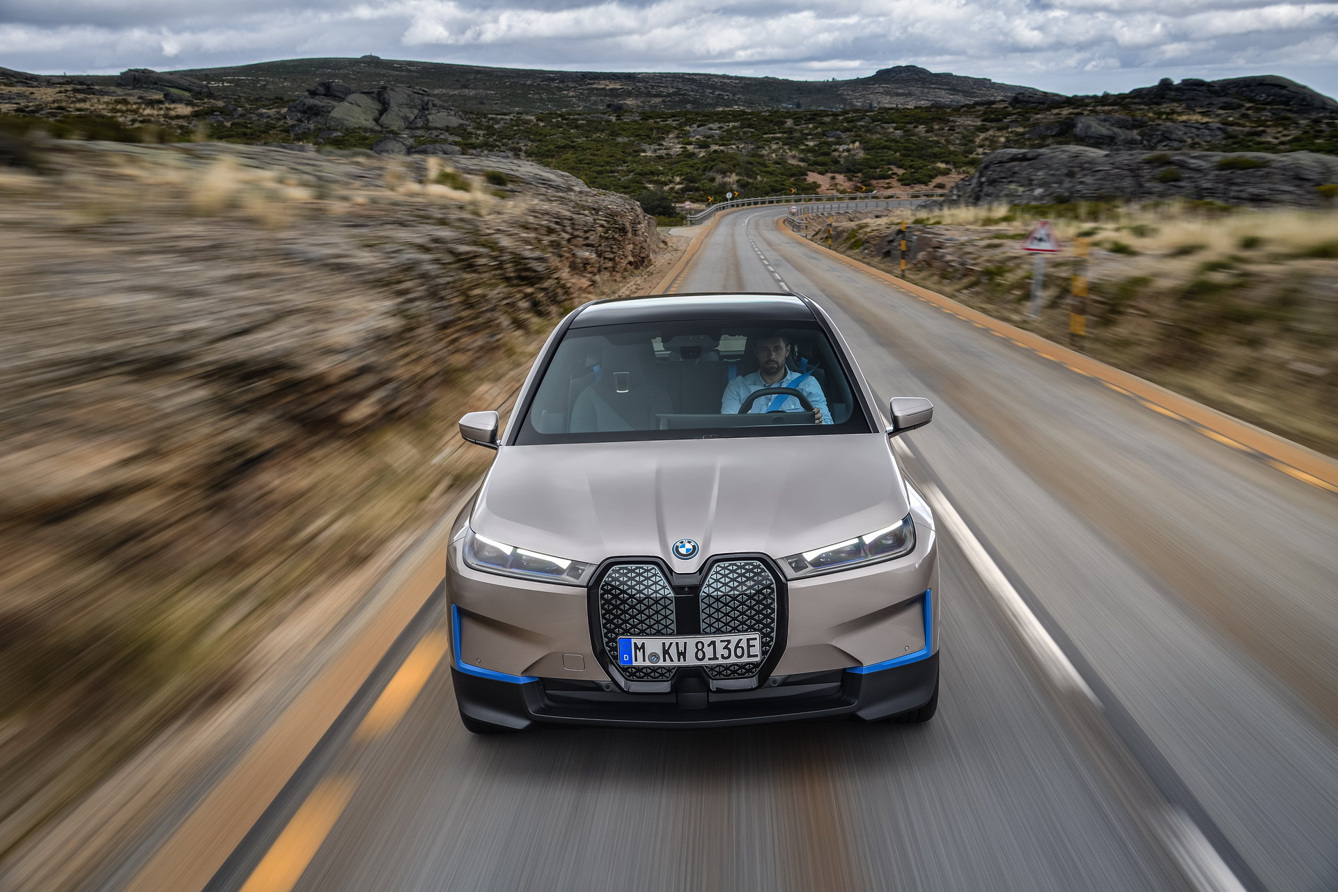 Frontale nuova BMW iX elettrica