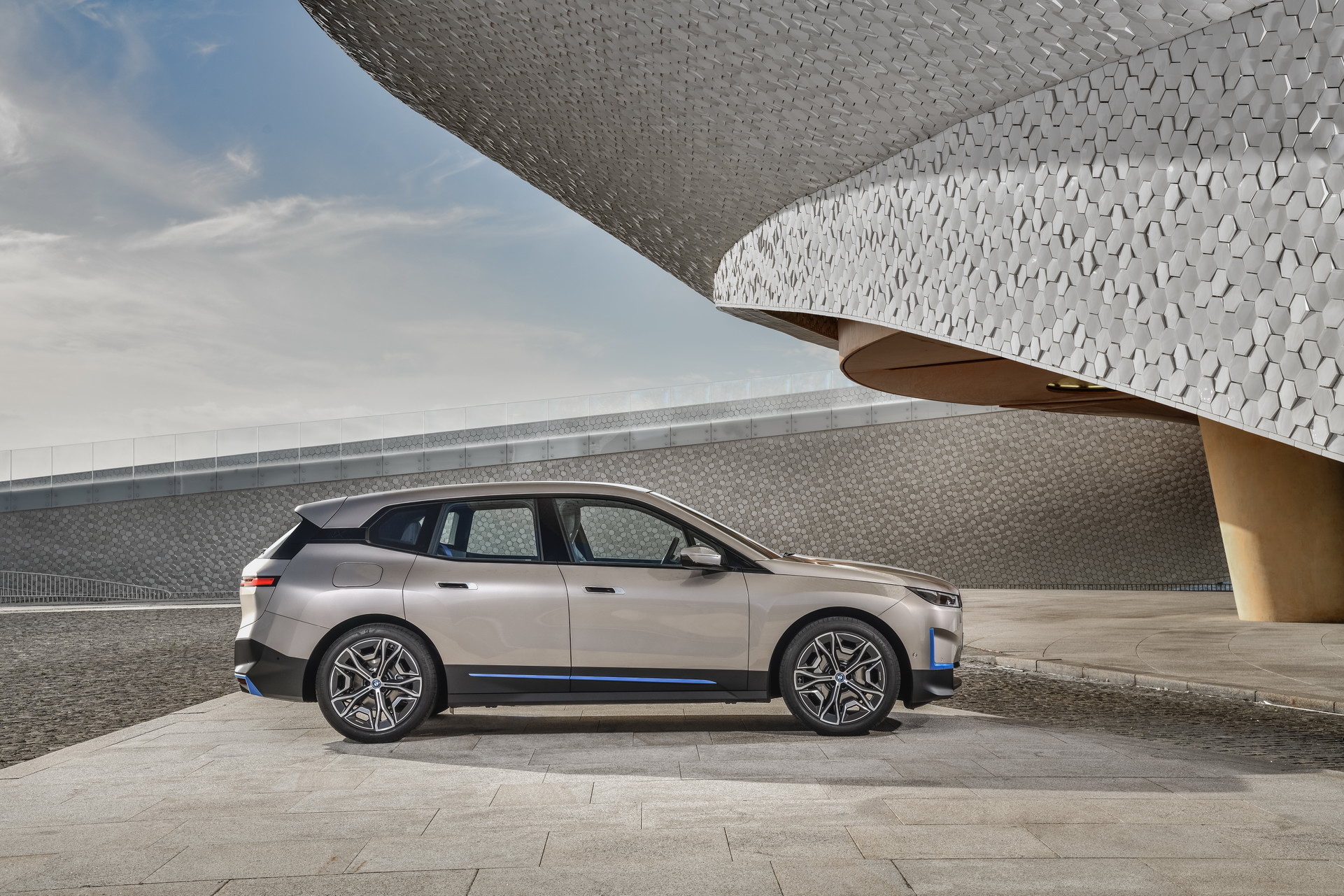 Immagine fiancata nuova BMW iX elettrica 2021