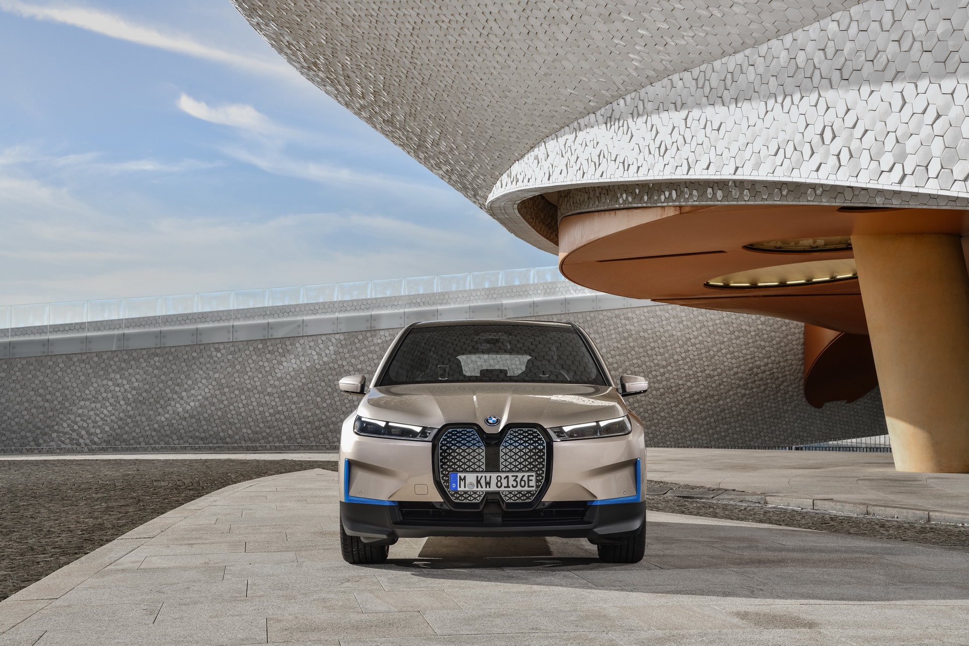 Immagine frontale nuova BMW iX elettrica 2021 1