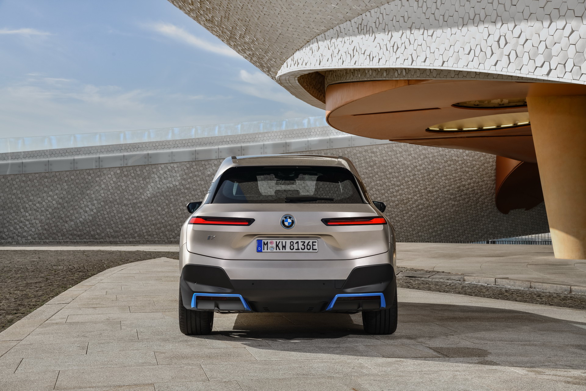 Immagine posteriore nuova BMW iX elettrica 2021