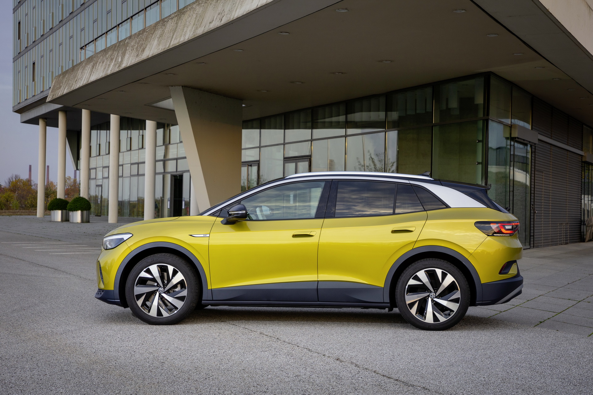 Immagine fiancata nuovo suv elettrico Volkswagen ID 4 2021