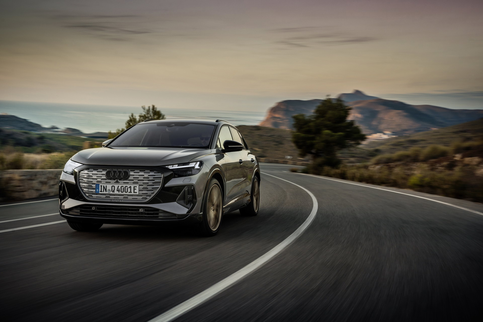 Frontale nuova Audi Q4 e tron