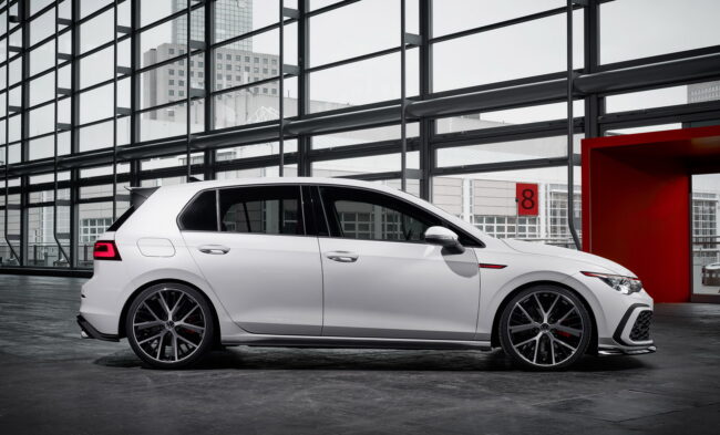 Immagine fiancata Volkswagen Golf 8 GTI elaborata dal tuner tedesco Oettinger Immagine fiancata Volkswagen Golf 8 GTI elaborata dal tuner tedesco Oettinger