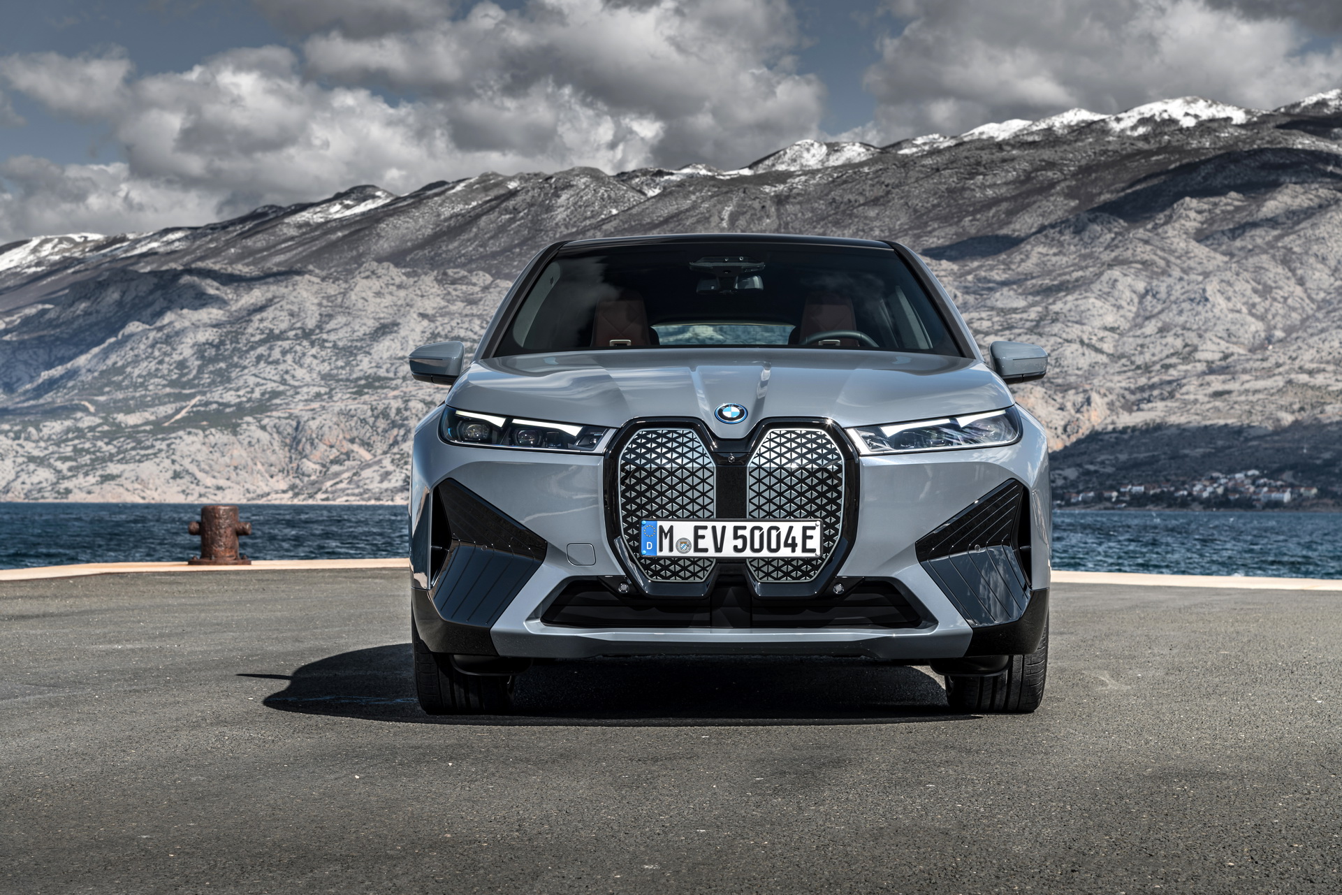 Immagine frontale nuovo suv elettrico BMW iX xDrive50