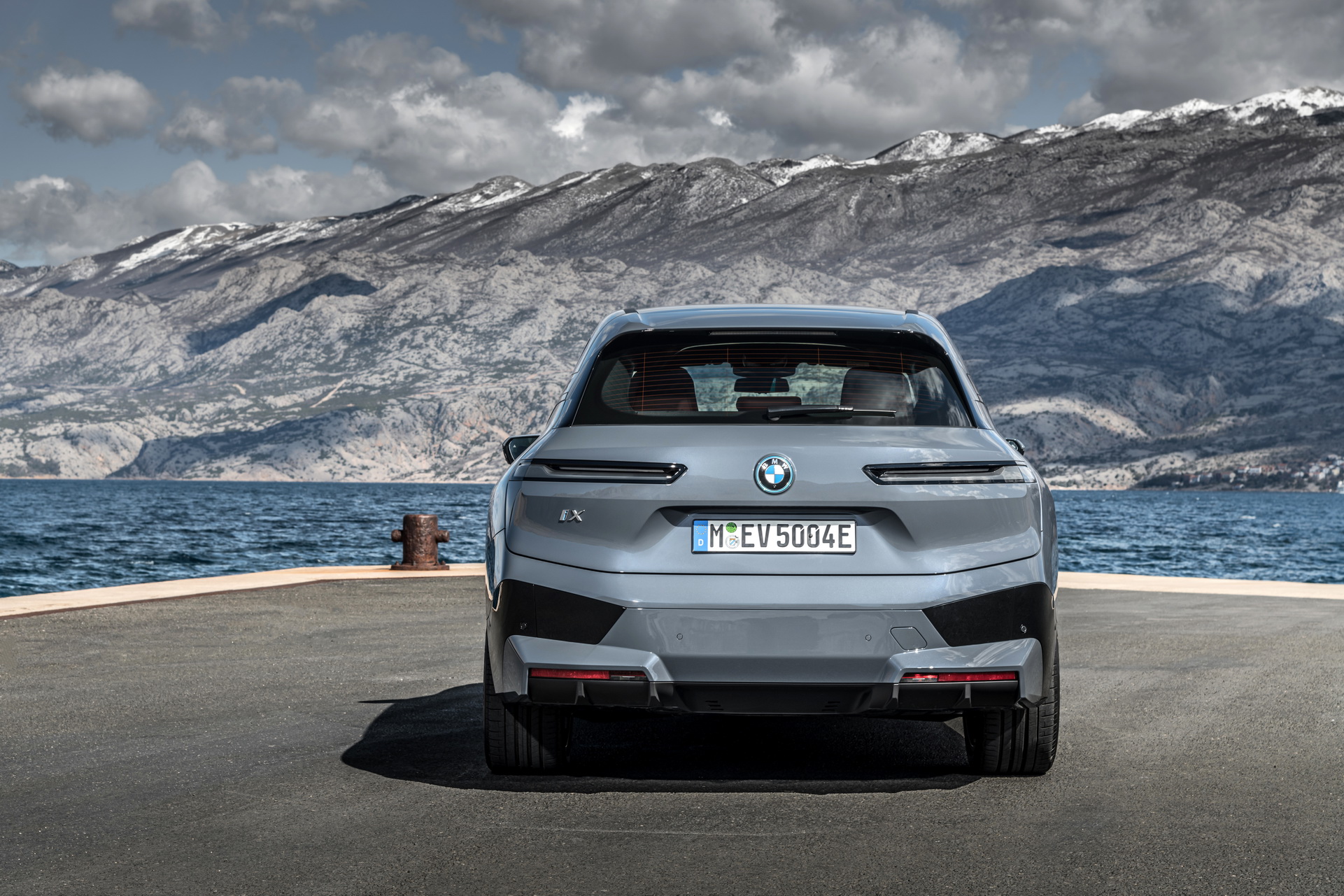 Immagine posteriore nuovo suv elettrico BMW iX xDrive50