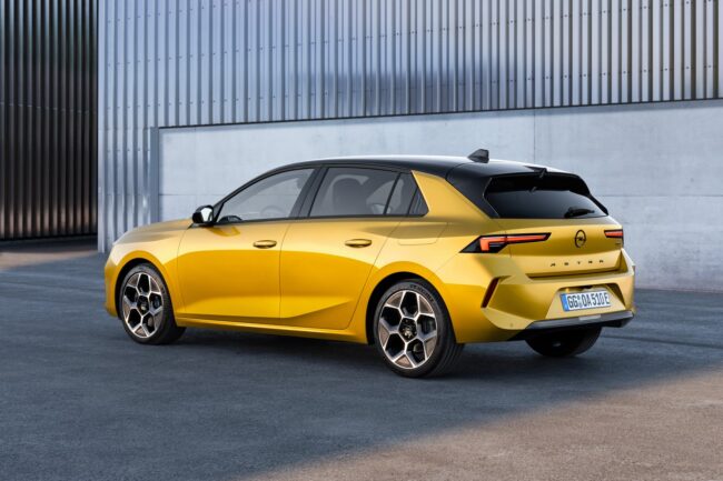Immagine fiancata e posteriore nuova Opel Astra 2022 Immagine fiancata e posteriore nuova Opel Astra 2022