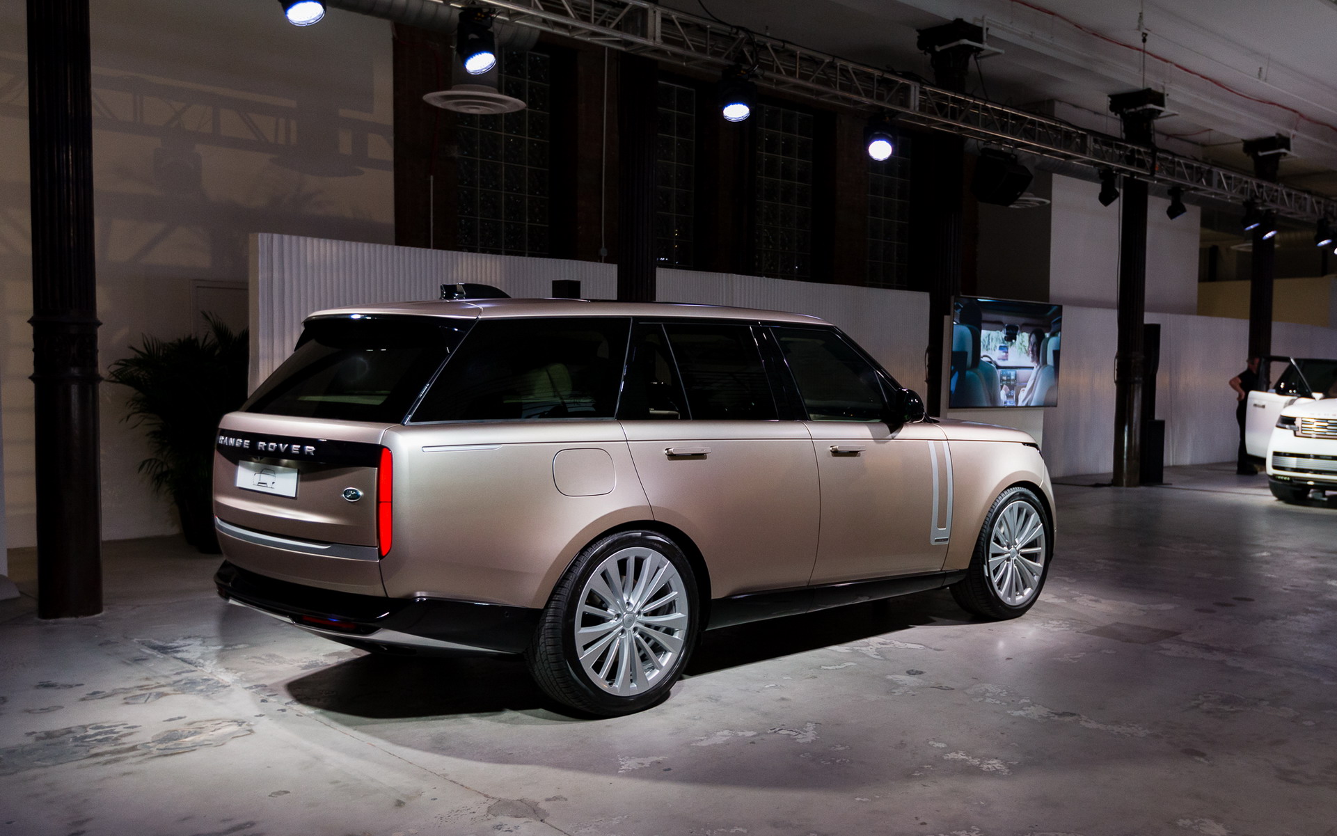 Immagine fiancata e posteriore nuovo Range Rover 2022