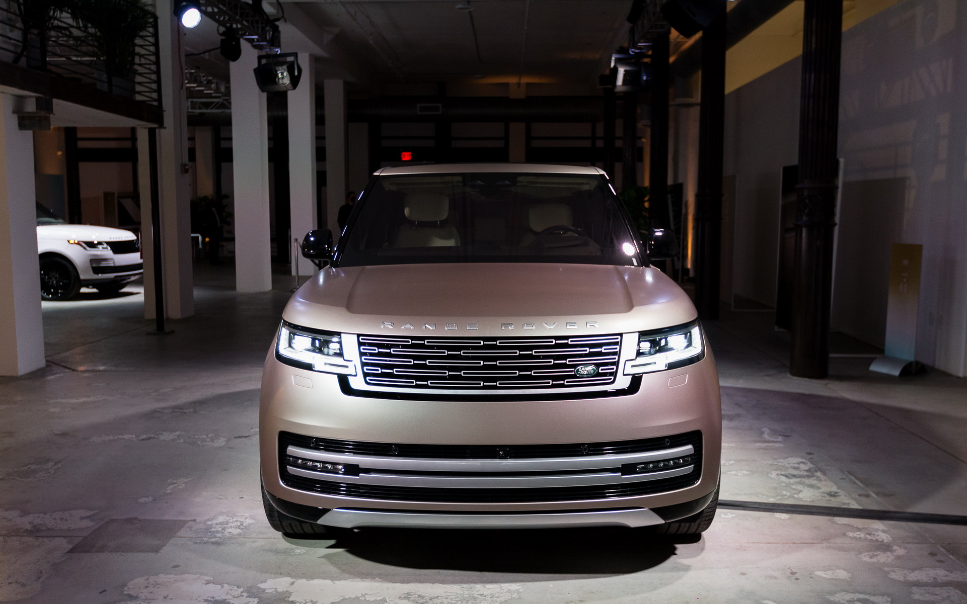 Immagine frontale nuova Range Rover 2022