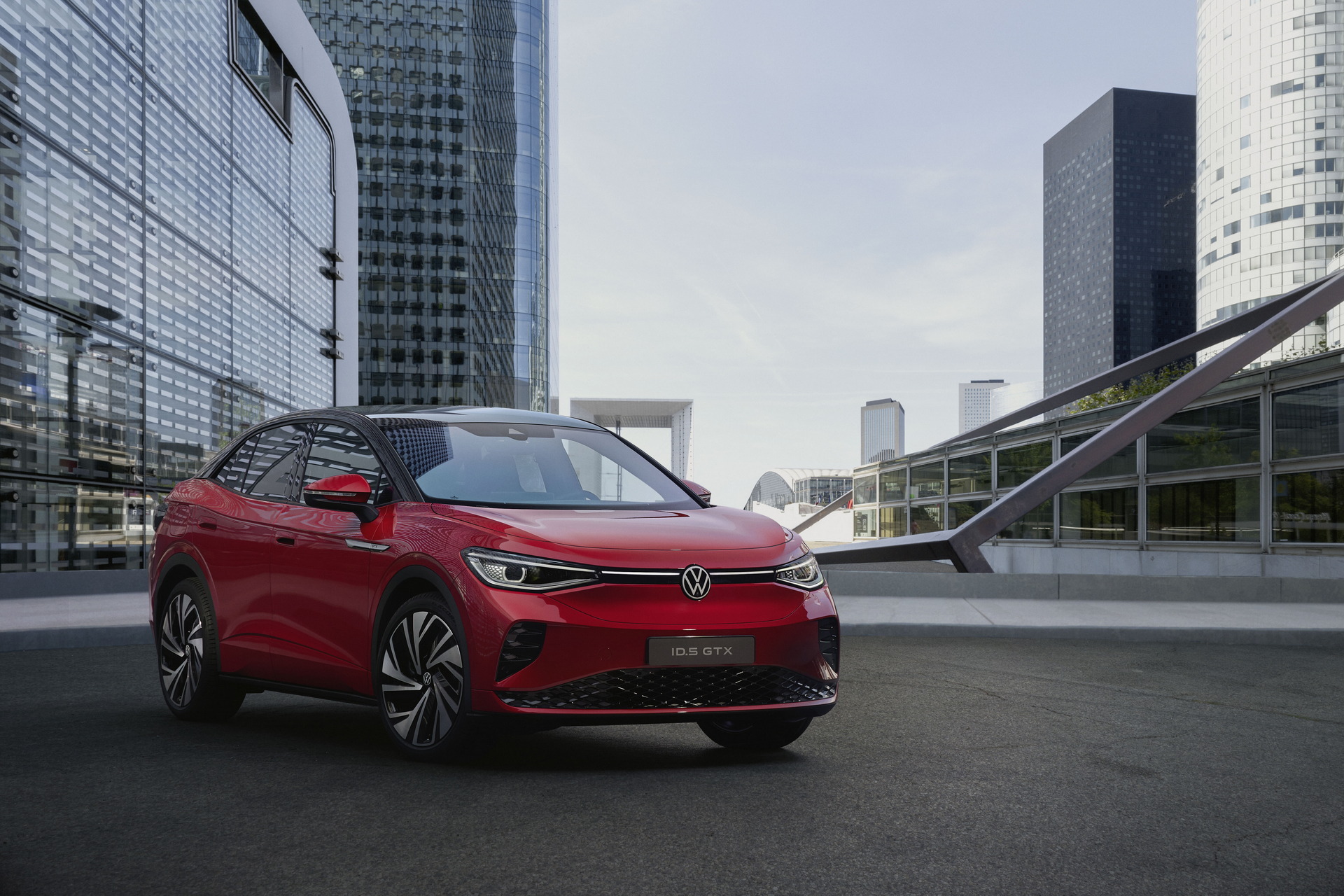 Nuova auto elettrica suv coupe VW ID.5 GTX