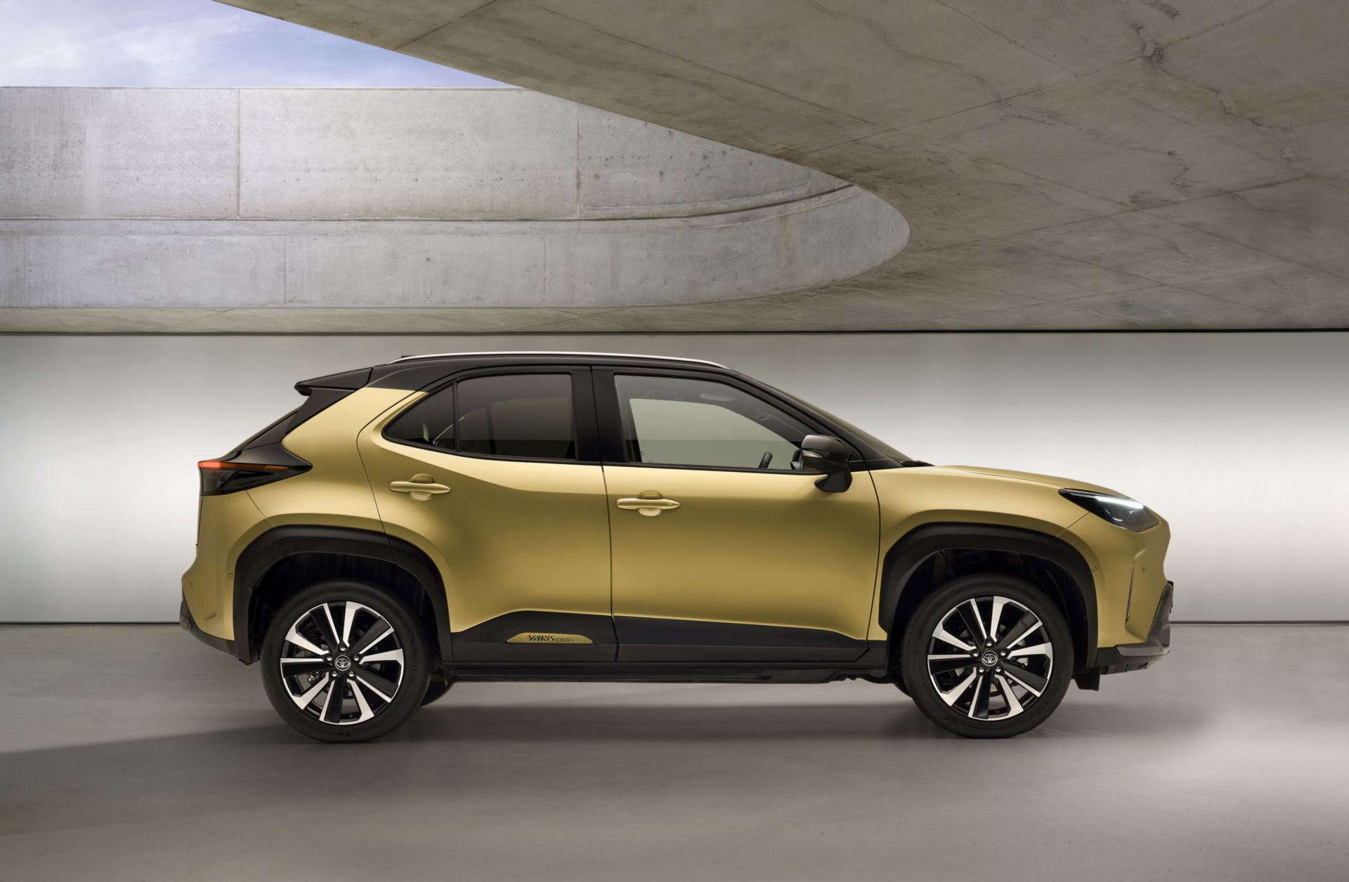 Immagine fiancata nuova Toyota Yaris Cross Hybrid