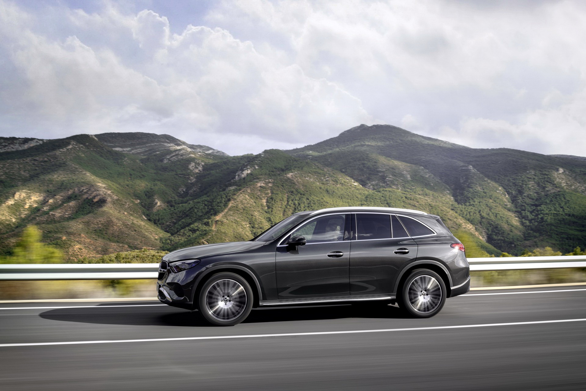 Immagine fiancata nuova Mercedes GLC 2022 1