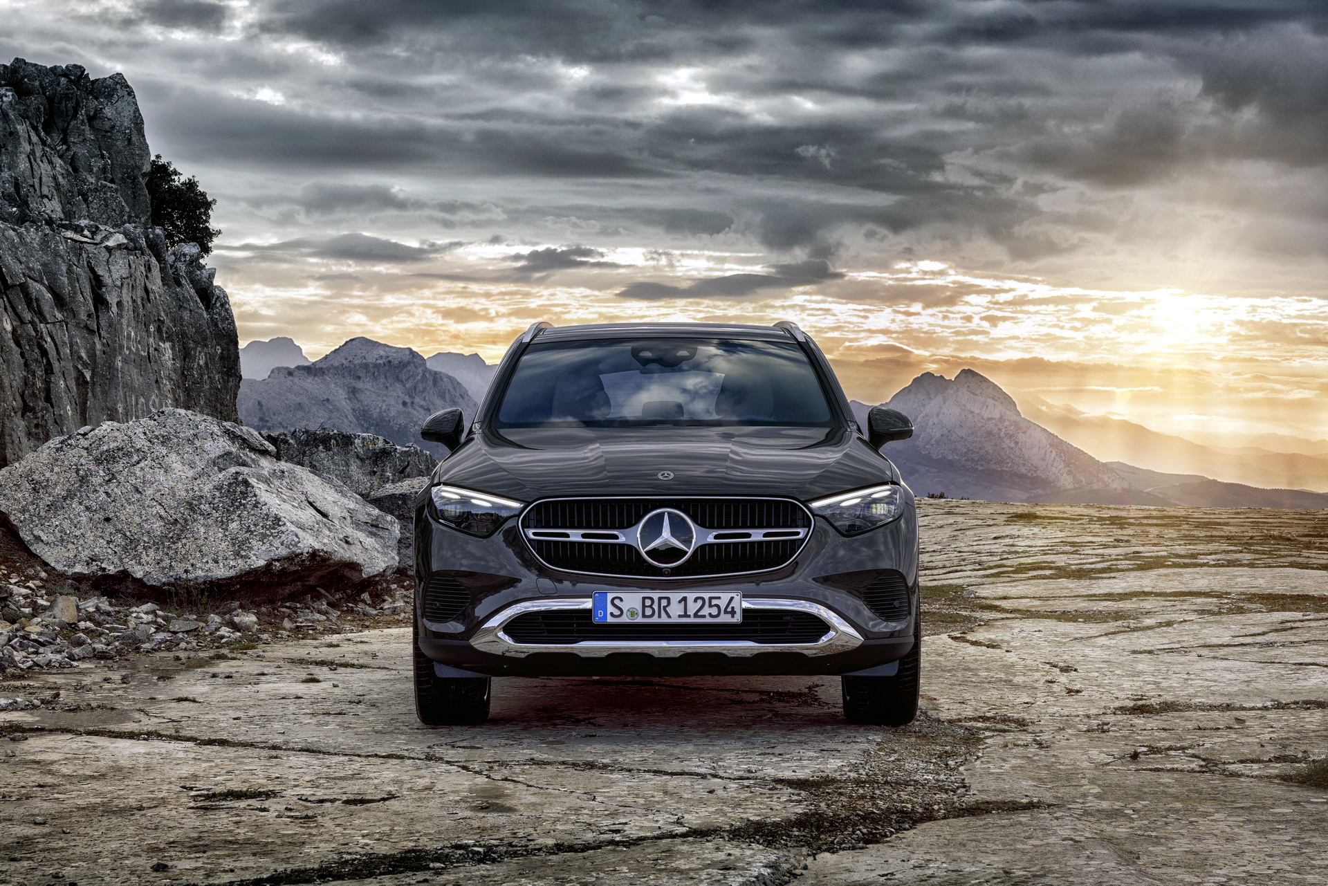 Immagine frontale nuova Mercedes GLC 2022