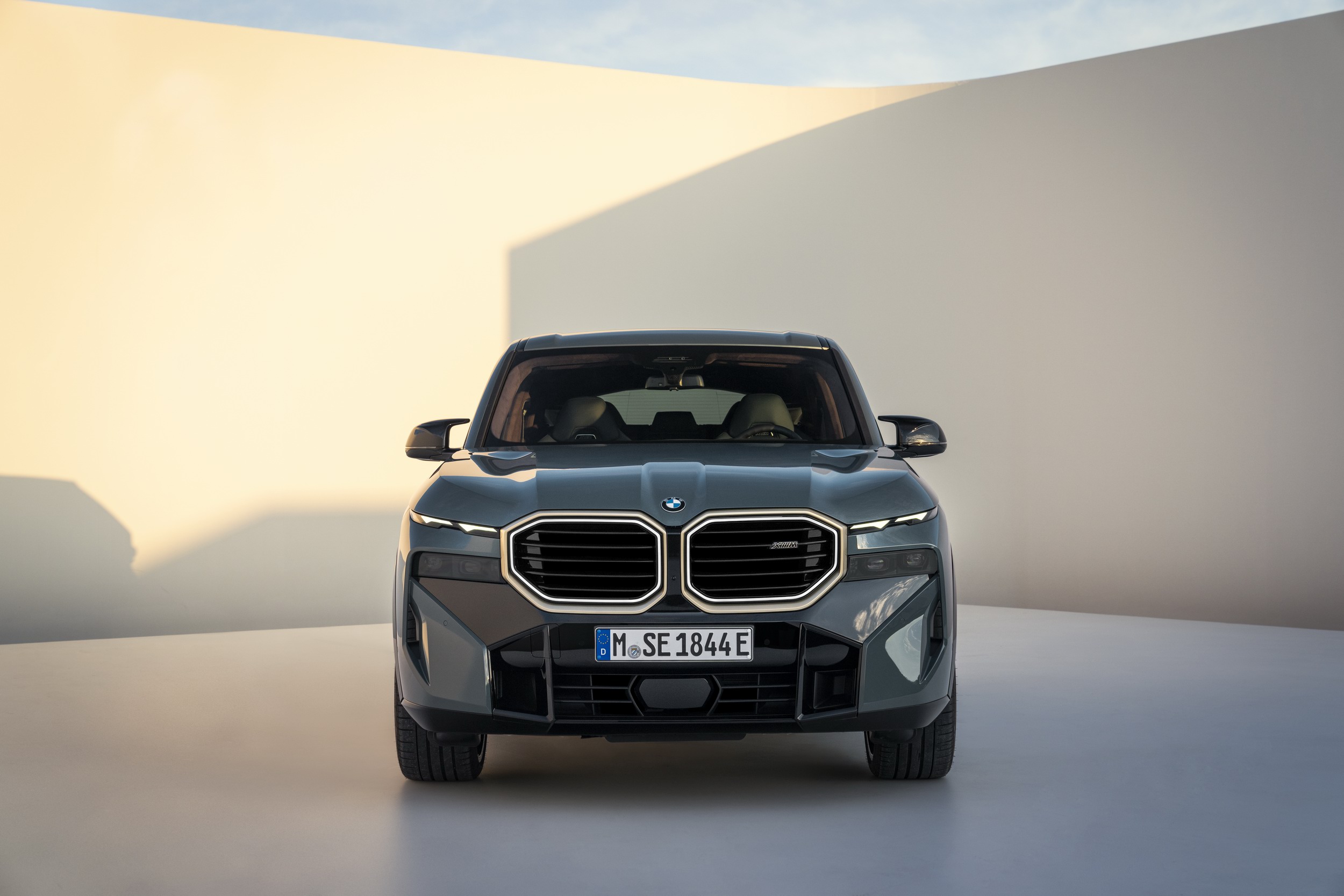 Immagine frontale nuova BMW XM 2023