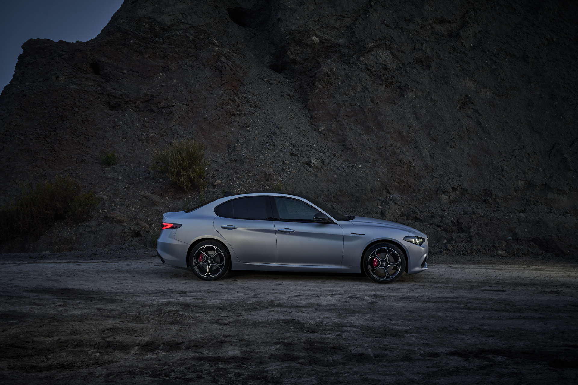 Foto fiancata Alfa Romeo Giulia 2023