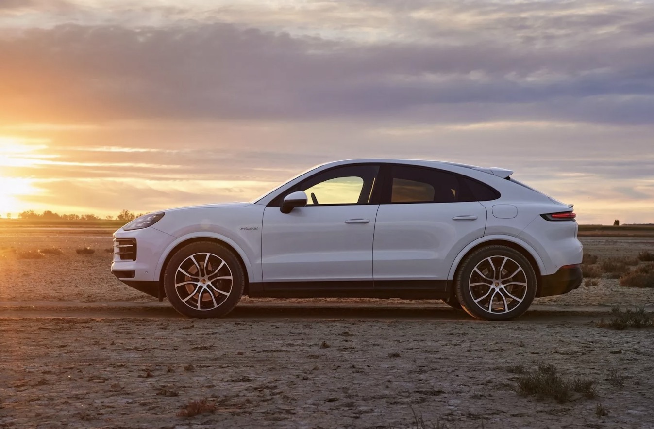 Fiancata nuova Porsche Cayenne 2023