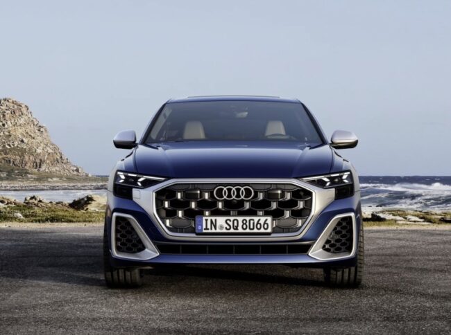 Foto frontale nuovo Audi Q8 2024 restyling