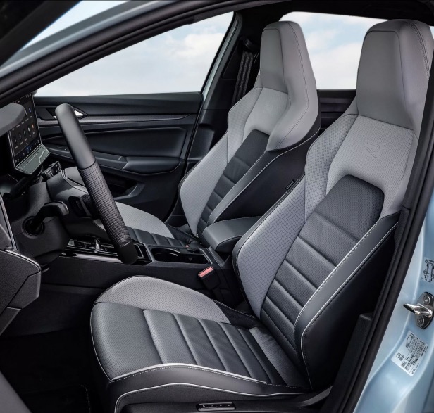 Abitacolo nuova VW Golf 8 2024
