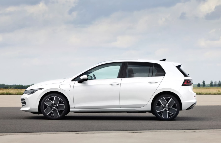 Foto fiancata nuova VW Golf 8 restyling 2024