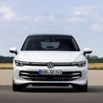 Foto frontale nuova VW Golf 2024