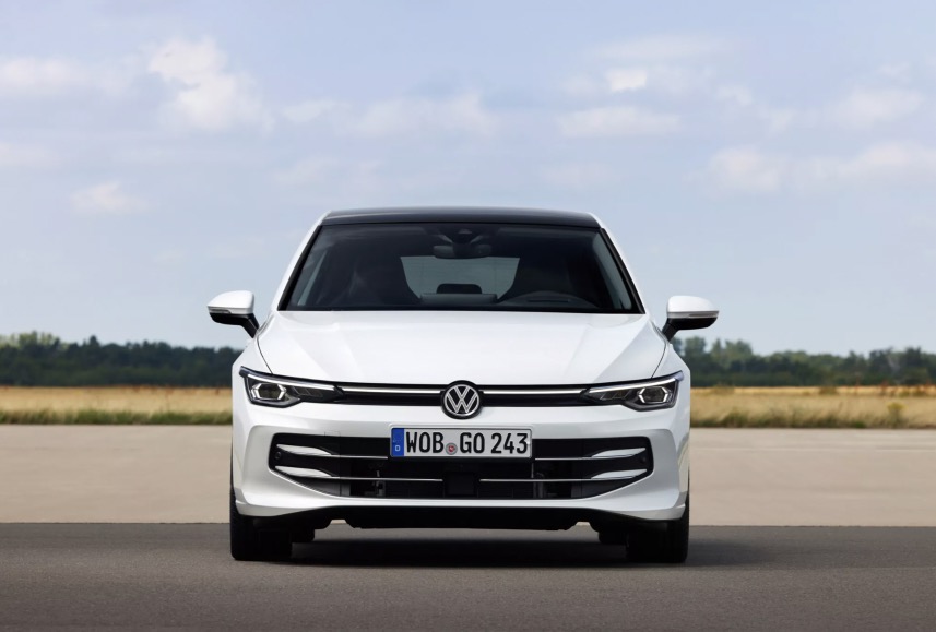 Foto frontale nuova VW Golf 2024
