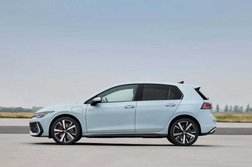 Immagine fiancata nuova Volkswagen Golf 8 restyling GTE 2024