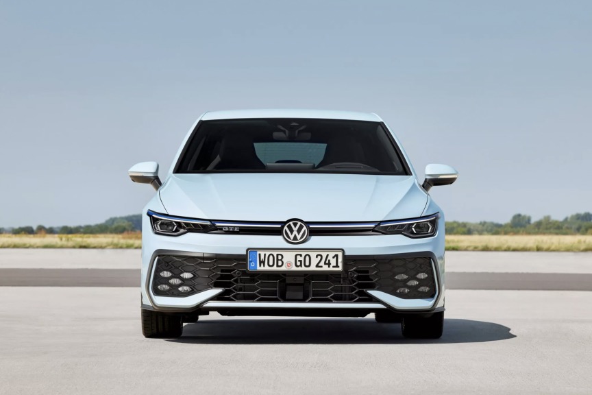 Immagine frontale nuova Volkswagen Golf 8 restyling GTE 2024