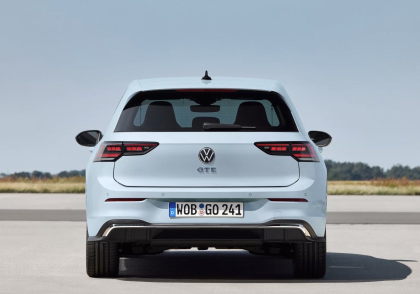 Immagine posteriore nuova VW Golg GTE 2024