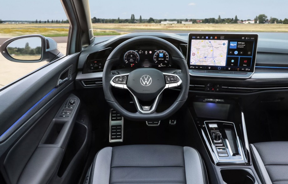 foto interni nuova VW Golf 8 restyling 2024