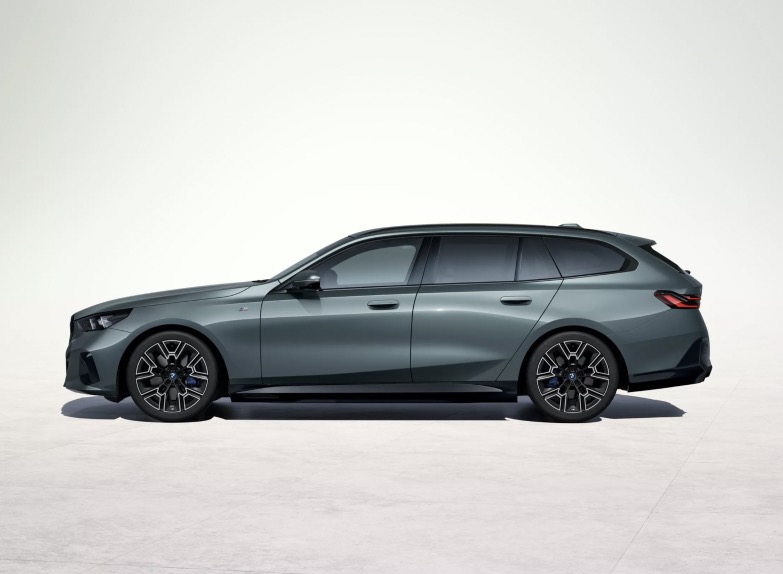 Fiancata nuova BMW Serie 5 Touring 2024