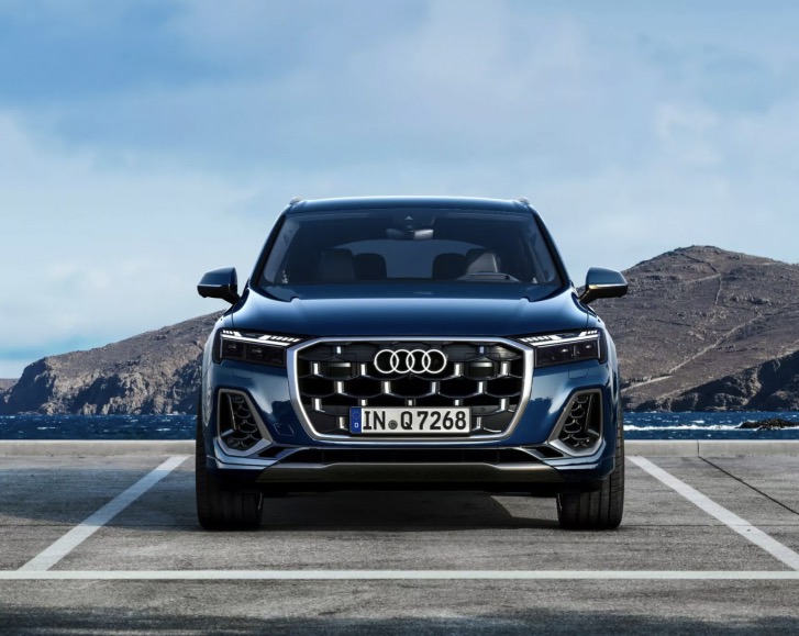 Immagine frontale nuova Audi Q7 2024 restyling