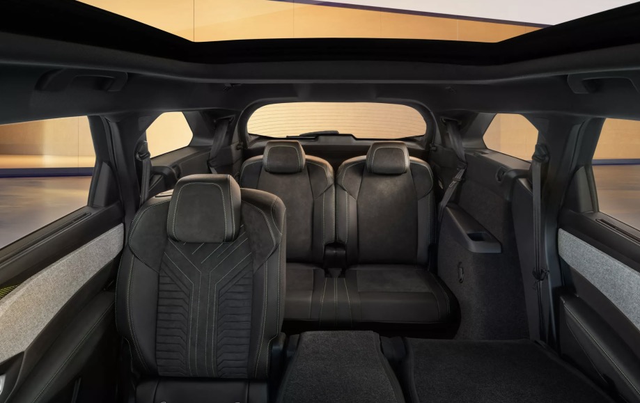 Abitacolo nuovo Peugeot E 5008 2024
