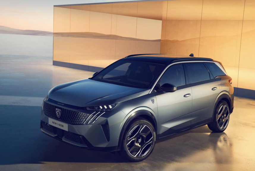 Nuovo Peugeot E 5008 suv a sette posti