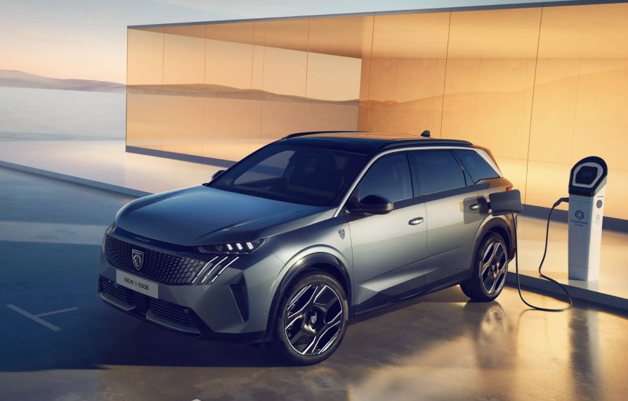 Peugeot E 5008 elettrico a 7 posti a sedere