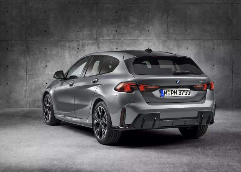 Immagine Fiancata e Posteriore nuova BMW Serie 1 2024
