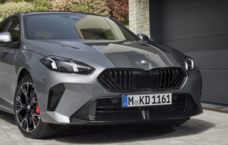 Nuovo frontale e griglia BMW Serie 1 2024