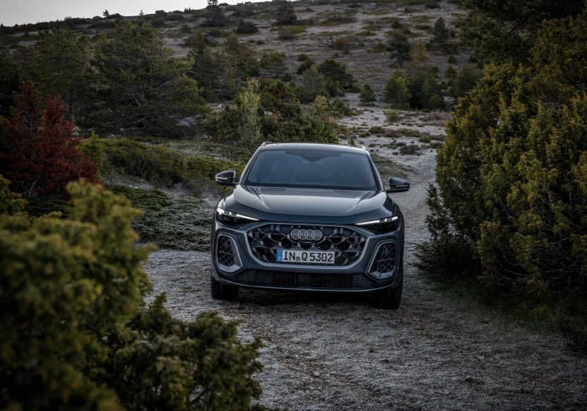 Foto frontale nuova Audi Q5 2025