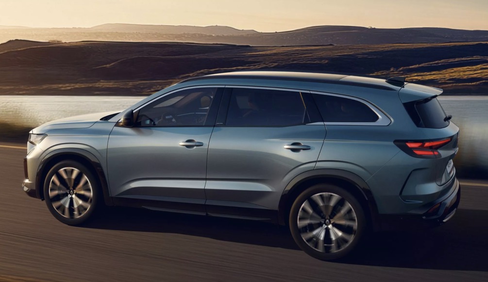 Foto fiancata nuovo Renault Espace 2025