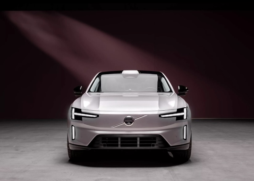 Foto frontale nuovo Volvo ES90 2025
