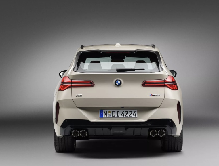 Immagine posteriore nuova BMW X3 M50