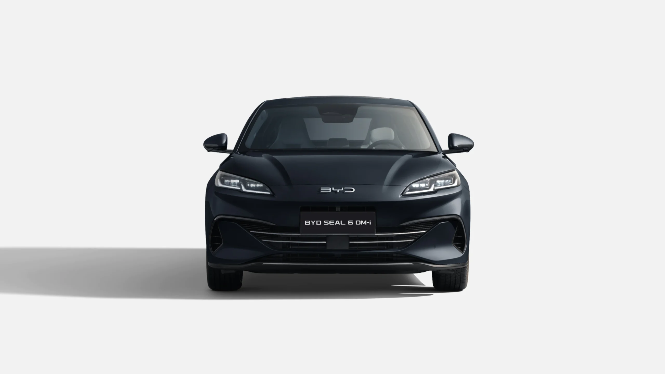 Foto frontale nuova berlina cinese BYD