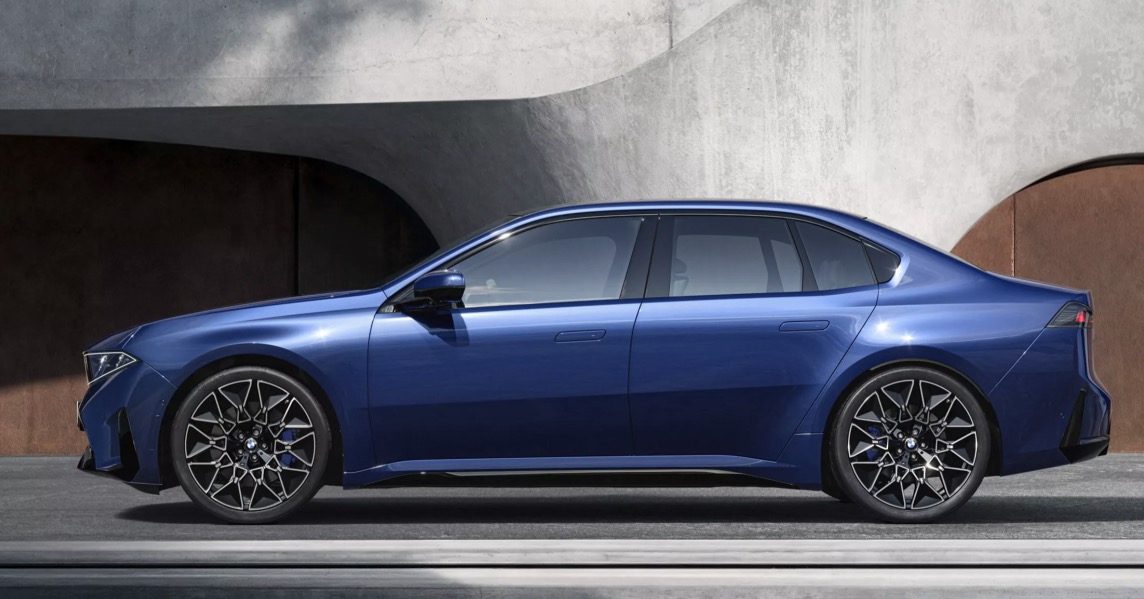 Fiancata nuova berlina elettrica BMW i2 2027