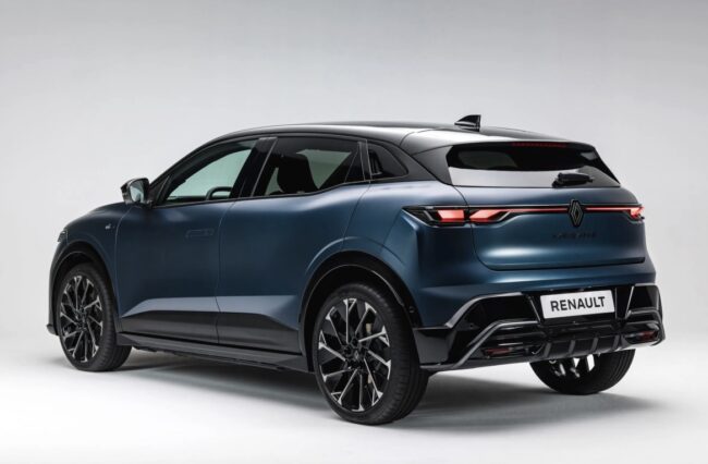 Foto fiancata e posteriore nuova Renault Megane E Tech Electric 2027 Foto fiancata e posteriore nuova Renault Megane E Tech Electric 2027