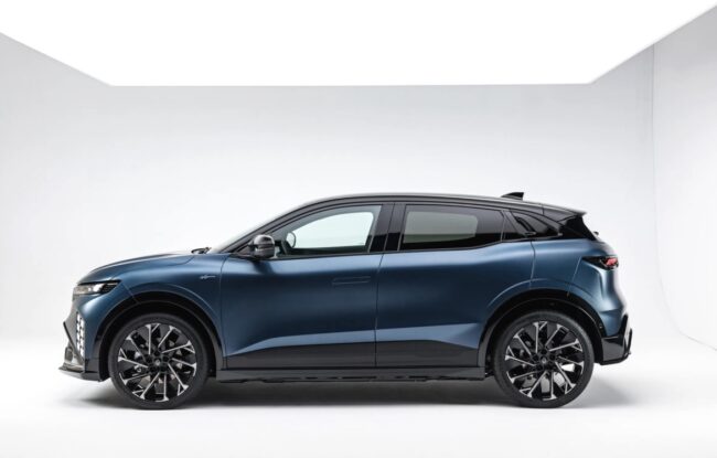 Foto fiancata nuova Renault Megane elettrica Foto fiancata nuova Renault Megane elettrica