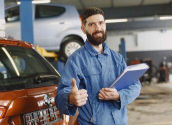Auto 2026 le regole che cambiano il lavoro nelle officine indipendenti